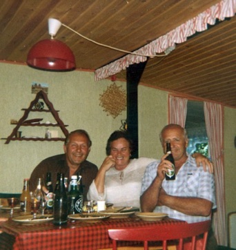 STIHUSVEJ 7, SMUT - LYSTRUP STRAND, Knud, Olga Jacobsen og Jørgen Madsen nyder frokosten 1972 STIHUSVEJ 7, SMUT - LYSTRUP STRAND, Knud, Olga Jacobsen og Jørgen Madsen nyder frokosten 1972